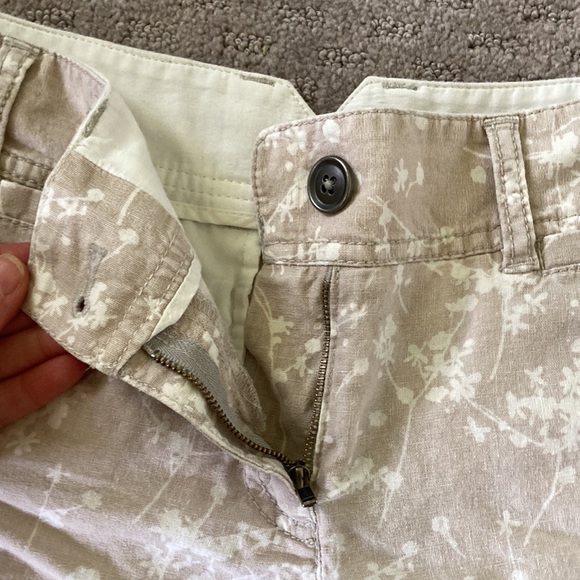 LOFT beige floral linen blend shorts, size 4. - Picture 5 of 7